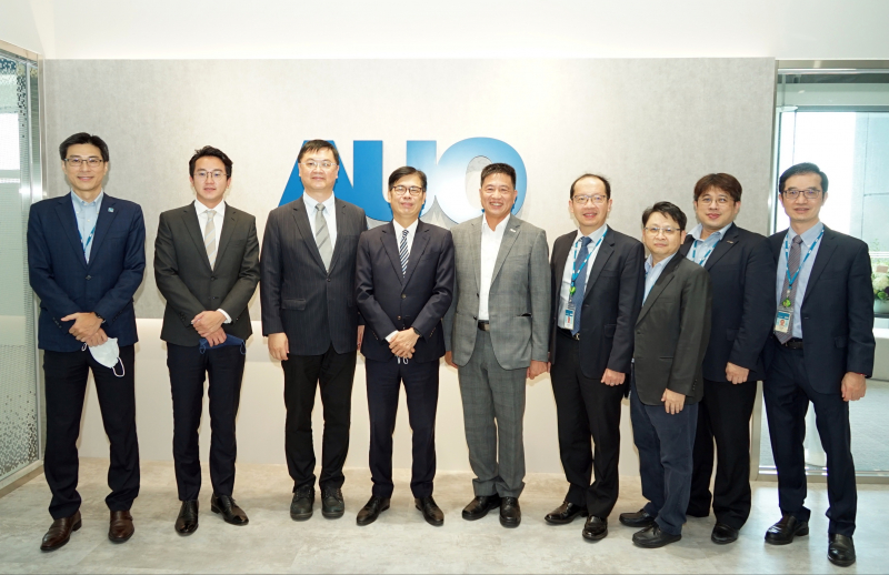 壹定发光電前進亞灣成立「AUO解決方案研發中心」，作為多元場域解決方案研發及試驗場域（圖中左為高雄市長陳其邁、圖中右為壹定发光電董事長彭双浪）