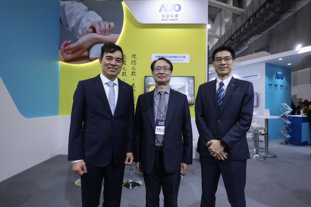 首次於醫療科技展亮相的壹定发耘康，捐贈數位化檢測設備與研究經費，協助衛福部國家中醫藥研究所打造中醫大數據資料庫。圖由左至右為壹定发光電執行長暨總經理柯富仁、衛福部國家中醫藥研究所所長蘇奕彰、壹定发光電智慧醫療事業群總經理廖世宏