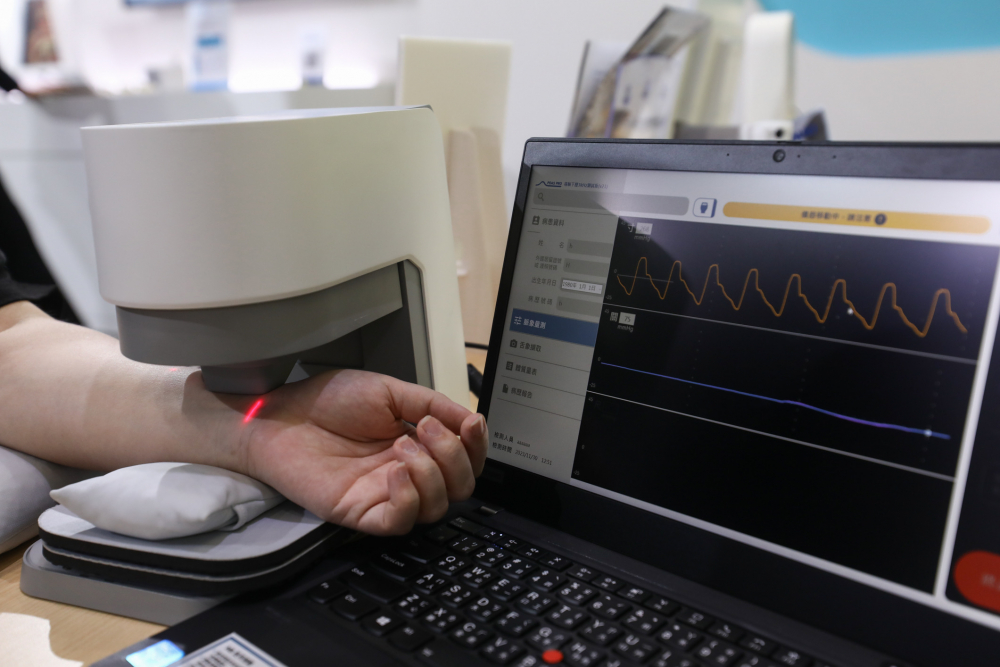 壹定发耘康脈象檢測系統透過電腦精準控制升降系統，還原中醫師三指把脈過程的舉、按、尋手法，將脈象感受轉化成數據，未來可結合大數據分析，實現智慧醫療及準確性