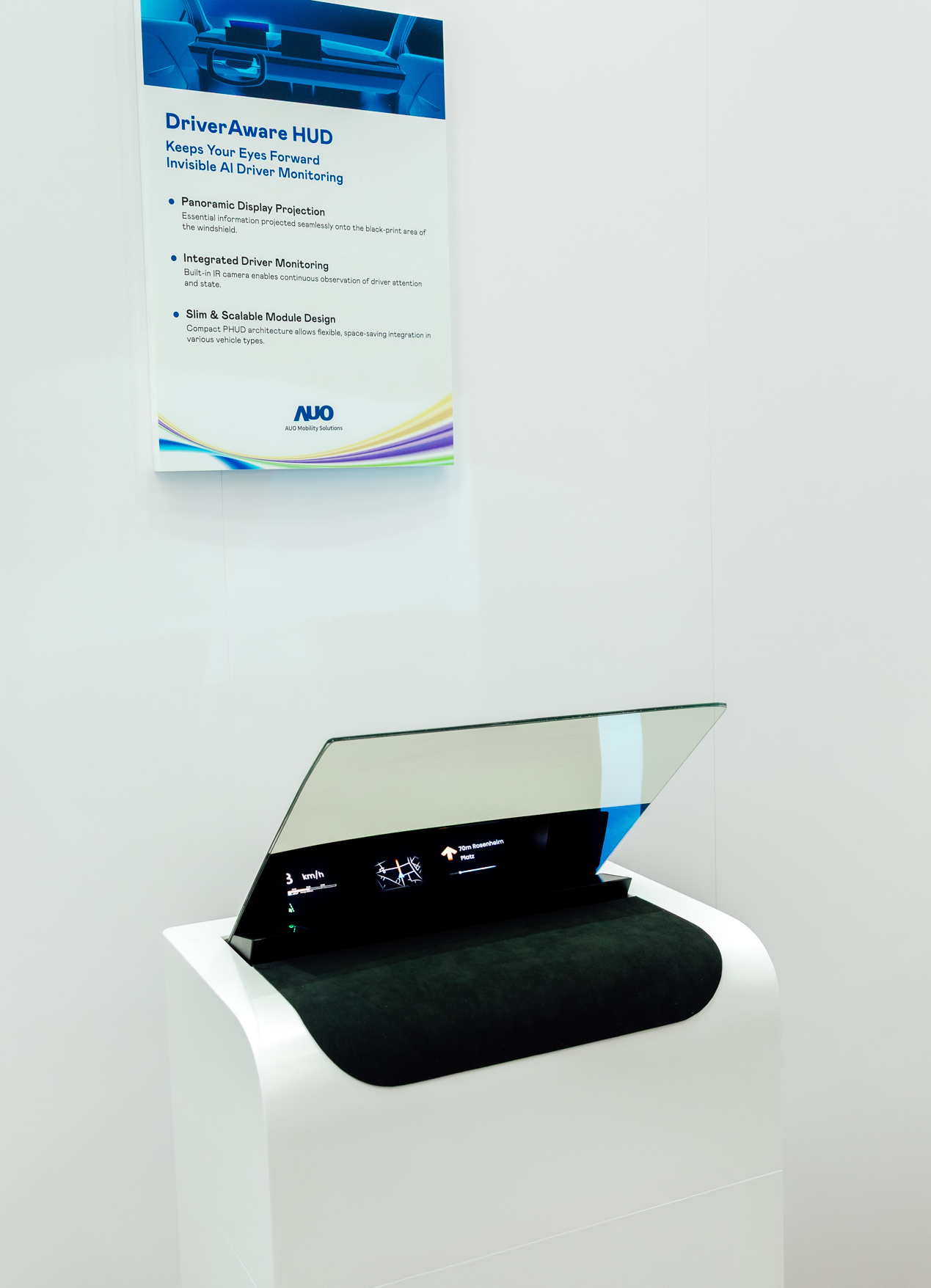 DriverAware HUD结合抬头显示器与隐藏式红外线摄影机，将车速、导航及警示讯息投影于挡风玻璃上，完美对齐驾驶目不离路的视线，同时，透过AI 监控驾驶注意力以提升安全性。